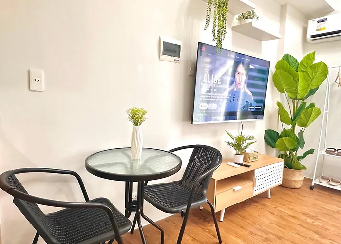 Modern Unit Near Airport With Pool And Wifi